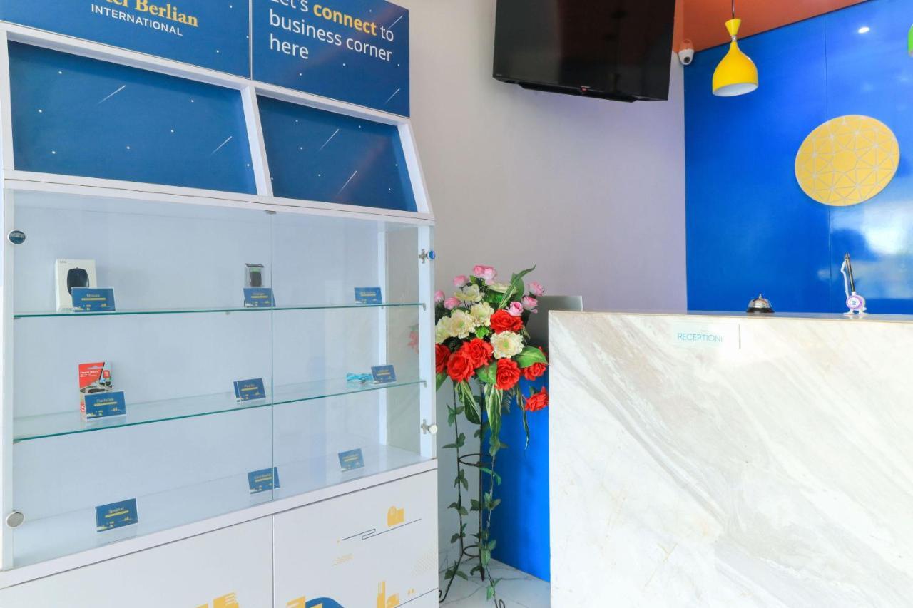 Hotel Berlian International Surabaya Bagian luar foto