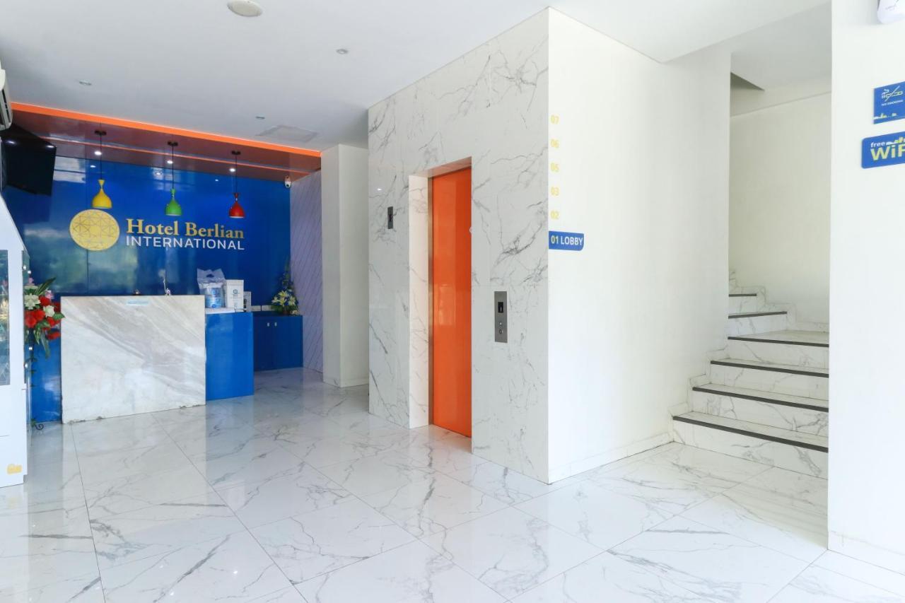 Hotel Berlian International Surabaya Bagian luar foto