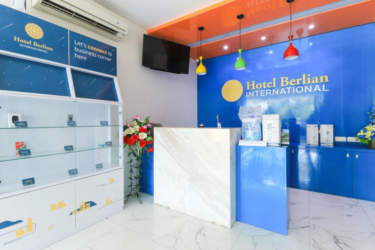 Hotel Berlian International Surabaya Bagian luar foto